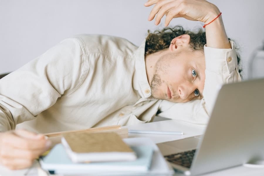 Adulte dans un espace calme avec une tension intérieure et une agitation mentale