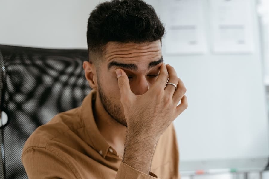 Adulte dans un environnement calme après une émotion forte liée à un trouble attentionnel