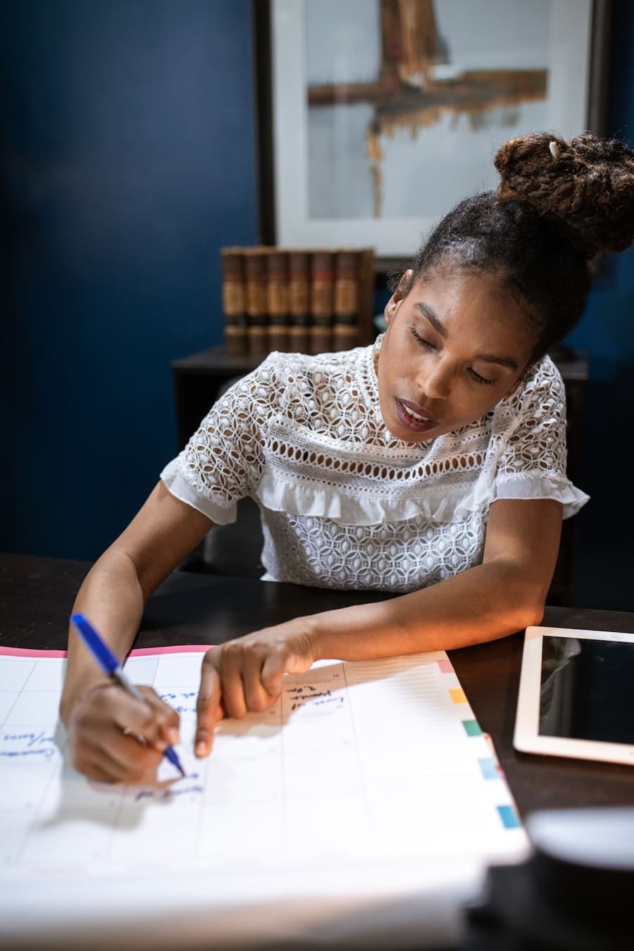 Adulte préparant une liste de tâches face à une procrastination liée au TDAH