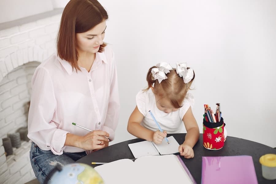 Parent échangeant avec son enfant sur le TDAH dans un contexte calme.