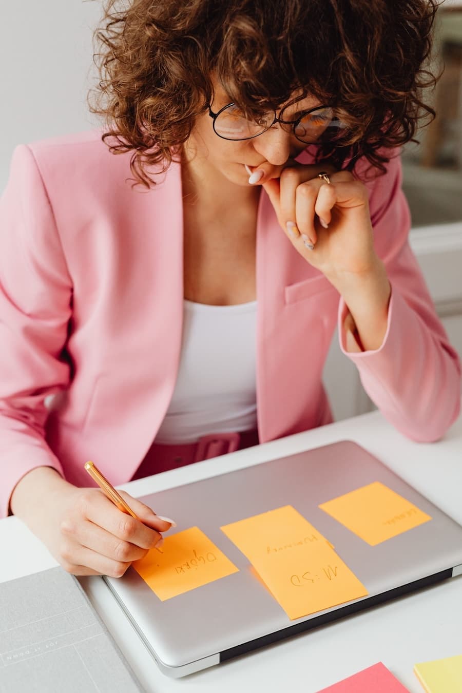 Adulte lisant une évaluation TDAH en ligne sur ordinateur