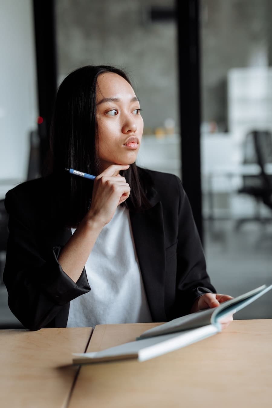 Adulte réfléchissant à ses difficultés d’attention, d’organisation et au TDAH