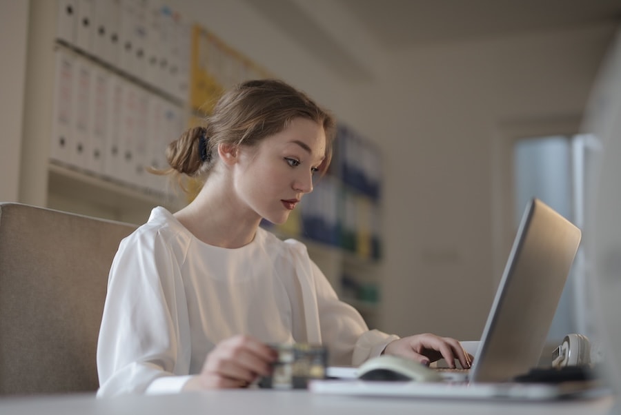 Femme adulte entourée de notes et d’un agenda