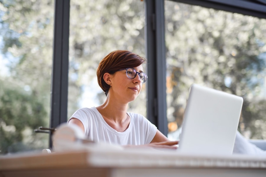 Femme adulte réfléchissant à son organisation quotidienne