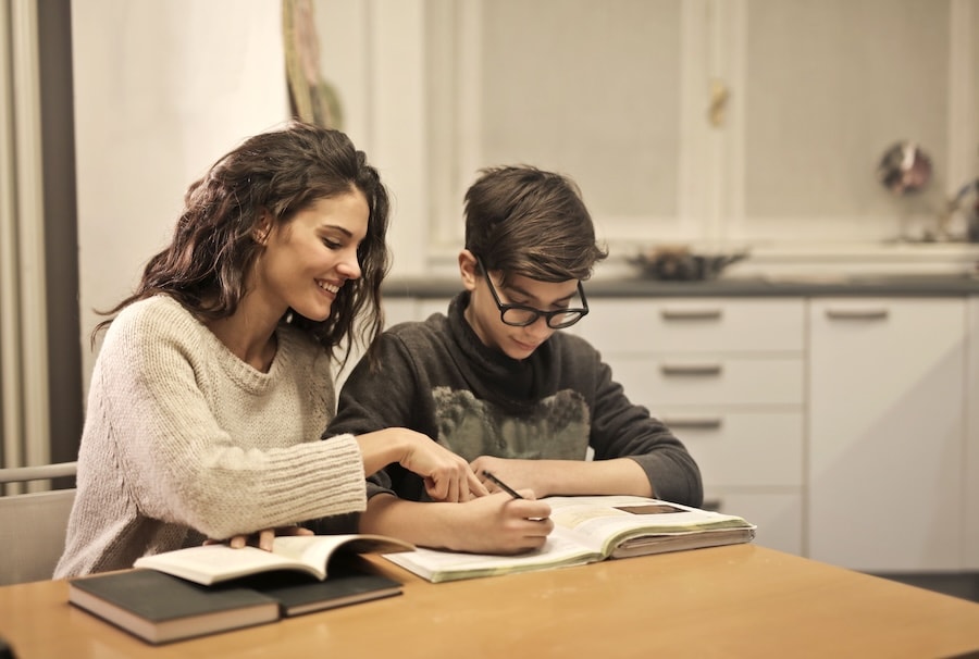 Parent préparant des notes avant une consultation pour son enfant