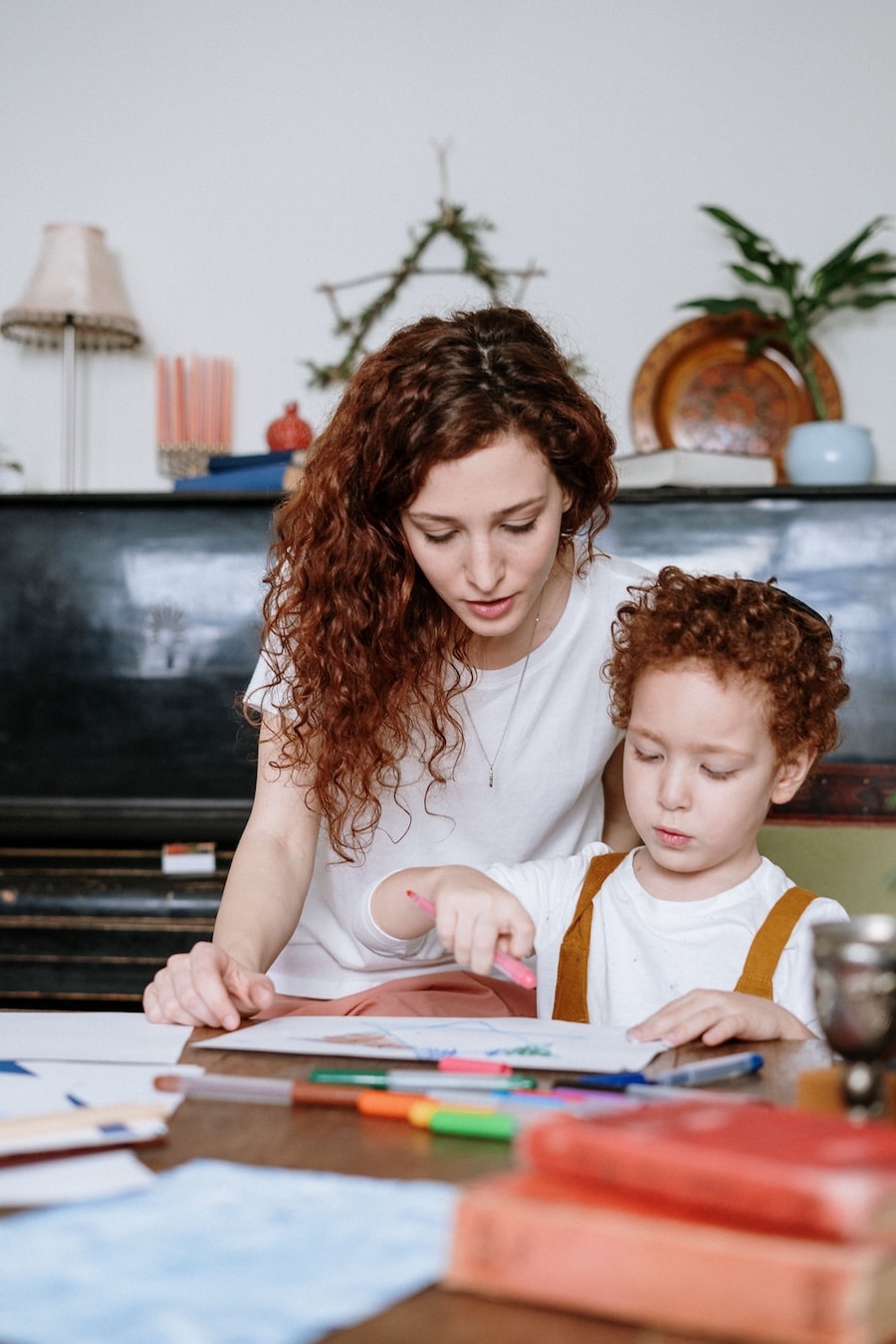 Parent échangeant avec son enfant dans un contexte calme.